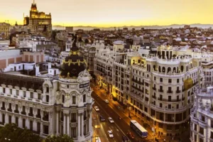Sunset view of Gran Vía and the Metropolis Building in Madrid, near LAE Madrid’s Spanish school