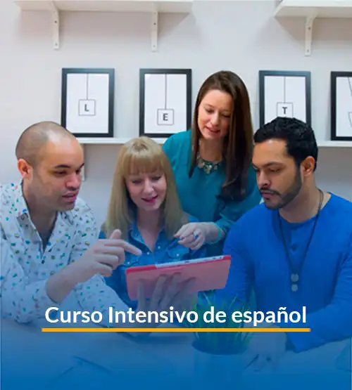 Estudiantes participando en un curso intensivo de español en LAE Madrid en un aula moderna y luminosa