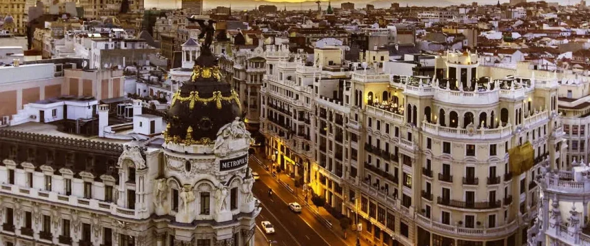 Sunset view of Gran Vía and the Metropolis Building in Madrid, near LAE Madrid’s Spanish school
